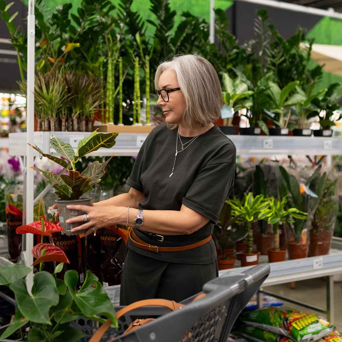 Intratuin_womanwithplants